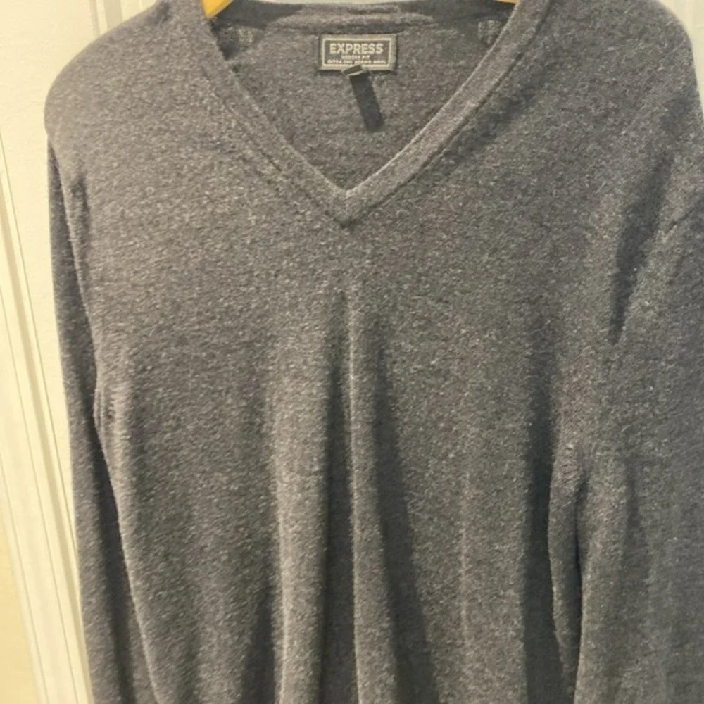 Express dark gray merino wool v-neck long sleeve sweater - medium            812